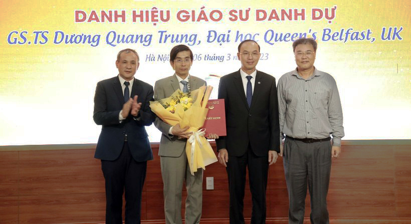 Đại diện lãnh đạo trường Đại học Thủy lợi chúc mừng GS.TS Dương Quang Trung.