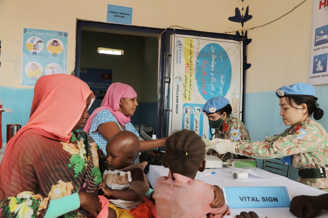 Khám cấp phát thuốc miễn phí cho người dân Abyei. Ảnh: CGGHB.