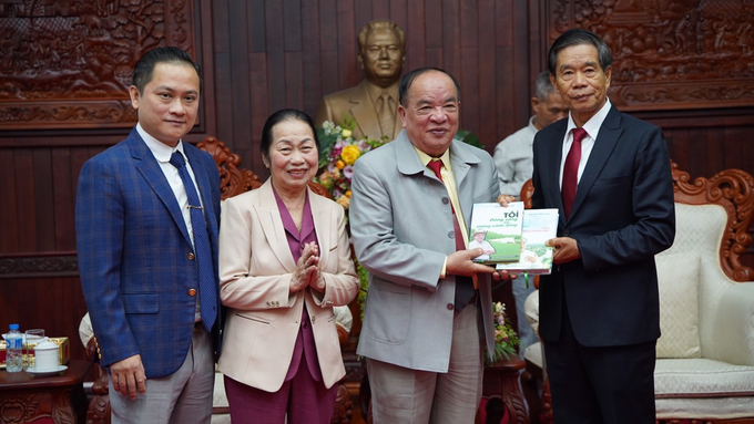 Chủ tịch Ủy ban Trung ương Mặt trận Lào xây dựng đất nước, ông Sinlavong Khoutphaythoune tiếp đón và làm việc với Tập đoàn Quế Lâm. Ảnh: Hoàng Anh.