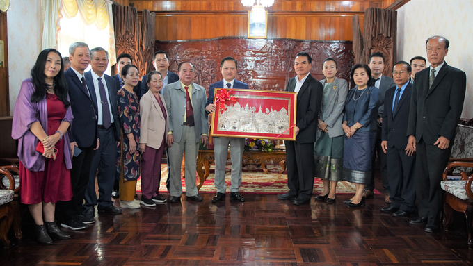 Bộ trưởng Nông Lâm nghiệp Lào tặng quà lưu niệm lãnh đạo Tập đoàn Quế Lâm. Ảnh: Hoàng Anh.