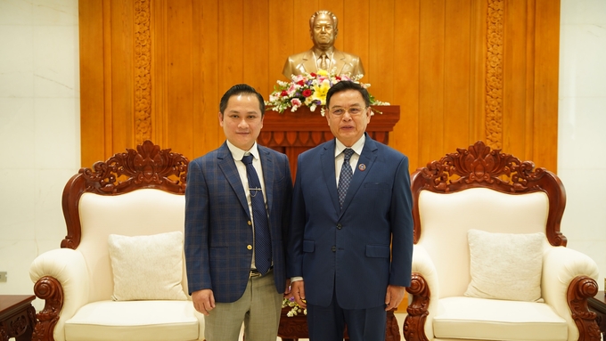 Ông Nguyễn Thanh Vĩnh chụp ảnh lưu niệm với Chủ tịch Quốc hội Lào Xaysomphone Phomvihane. Ảnh: Hoàng Anh.