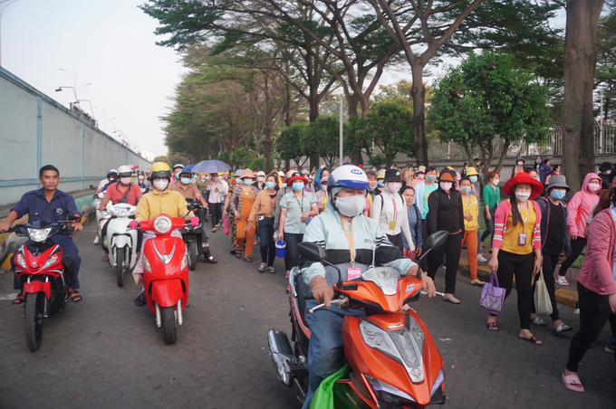 Công nhân công ty TNHH PouYeun Việt Nam sau giờ tan ca. Ảnh: Nguyễn Thủy.