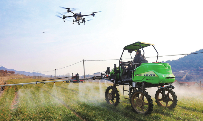 Farmers drive agricultural machines and manipulate drones for spring plowing and prevention of wheat pests and diseases in a field in Rongcheng, East China's Shandong Province on February 23, 2023. China will strive to keep annual grain production over 650 billion kilograms this year, and develop modern agriculture infrastructure. Photo: cns