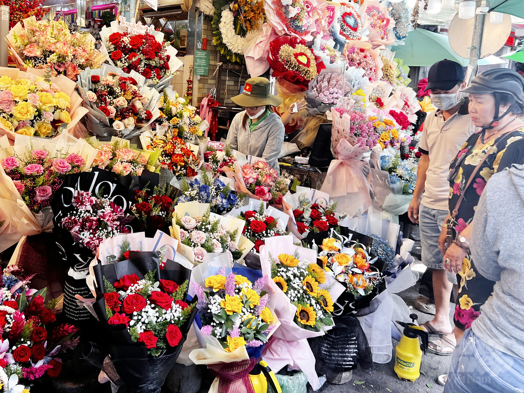 Khách đến mua hoa tại chợ hoa Hồ Thị Kỷ mỗi lúc một đông. Ảnh: Nguyễn Thủy.
