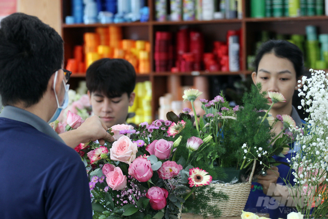 Nhân viên cửa hàng Hoa yêu thương (đường Võ Thị Sáu, quận 3) đang cắm hoa cho khách đặt dịp lễ 8/3. Ảnh: Nguyễn Thủy.