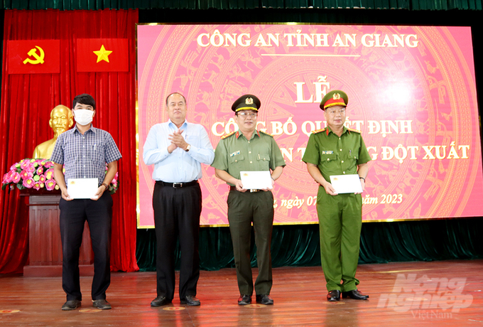 Chủ tịch UBND tỉnh An Giang, Nguyễn Thanh Bình trao thưởng cho các tập thể, cá nhân có thành tích xuất sắc. Ảnh: Tiến Tầm.