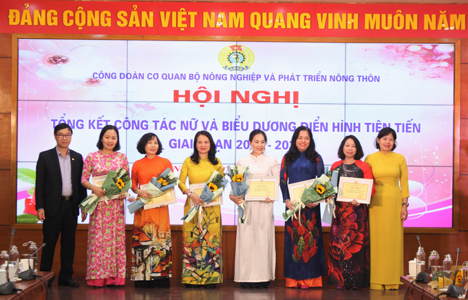 Công đoàn cơ quan Bộ NN-PTNT biểu dương 36 đồng chí có thành tích xuất sắc trong hoạt động nữ công giai đoạn 2016-2013. Ảnh: Trung Quân.