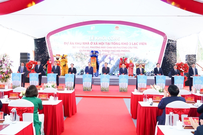 Phó Thủ tướng Trần Lưu Quang cùng lãnh đạo TP Hải Phòng ấn nút khởi công dự án. Ảnh: Đàm Thanh.