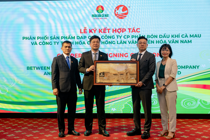 Lãnh đạo PVCFC tặng quà lưu niệm lãnh đạo Tập đoàn Vân Thiên Hóa nhân dịp ký kết hợp tác.