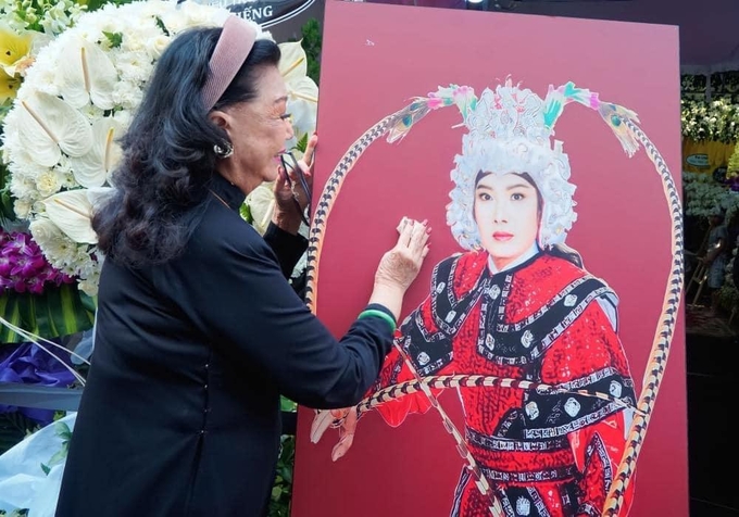 Nghệ sĩ Nhân dân Kim Cương xúc động bên di ảnh Vũ Linh.