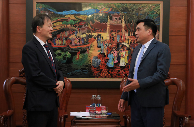 Thứ trưởng Bộ NN-PTNT Nguyễn Quốc Trị (bên phải) và ông Park Chongho, Tổng Giám đốc Tổ chức Hợp tác Lâm nghiệp Châu Á (AFoCO)  trao đổi về các hoạt động ứng phó biến đổi khí hậu tại buổi làm việc ngày 9/3. Ảnh: Hoàng Giang.