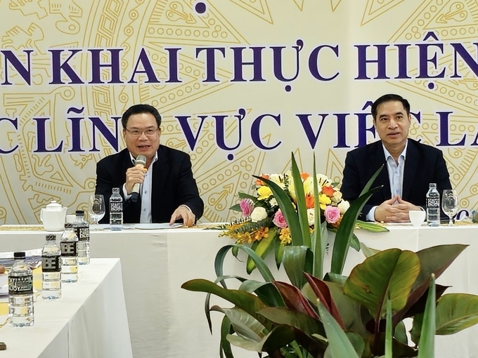 Thứ trưởng Bộ LĐ-TB&XH Lê Văn Thanh (trái) và TS Vũ Trọng Bình - Cục trưởng Cục Việc làm chủ trì hội nghị. Ảnh: Nam Khánh.