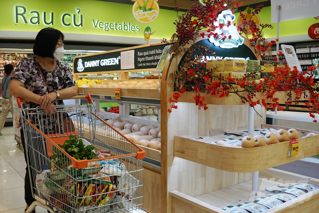 Người tiêu dùng ngày càng có xu hướng chọn thực phẩm xanh, sạch, hữu cơ... tốt cho sức khỏe. Ảnh: Nguyễn Thủy.