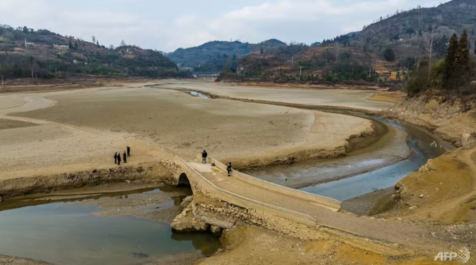 Hình ảnh chụp một hồ chứa thuộc tỉnh Quý Châu, phía tây nam Trung Quốc hôm 9/2/2023 bị cạn trơ đáy.  Ảnh: AFP