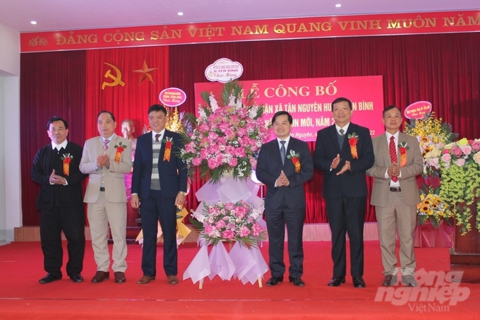 Lễ công bố xã Tân Nguyên huyện Yên Bình đạt chuẩn nông thôn mới năm 2022. Ảnh: Hoài Văn.