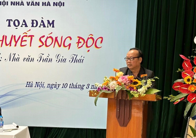 นักเขียน Tran Gia Thai ในการประชุมเช้าวันที่ 10 มีนาคม