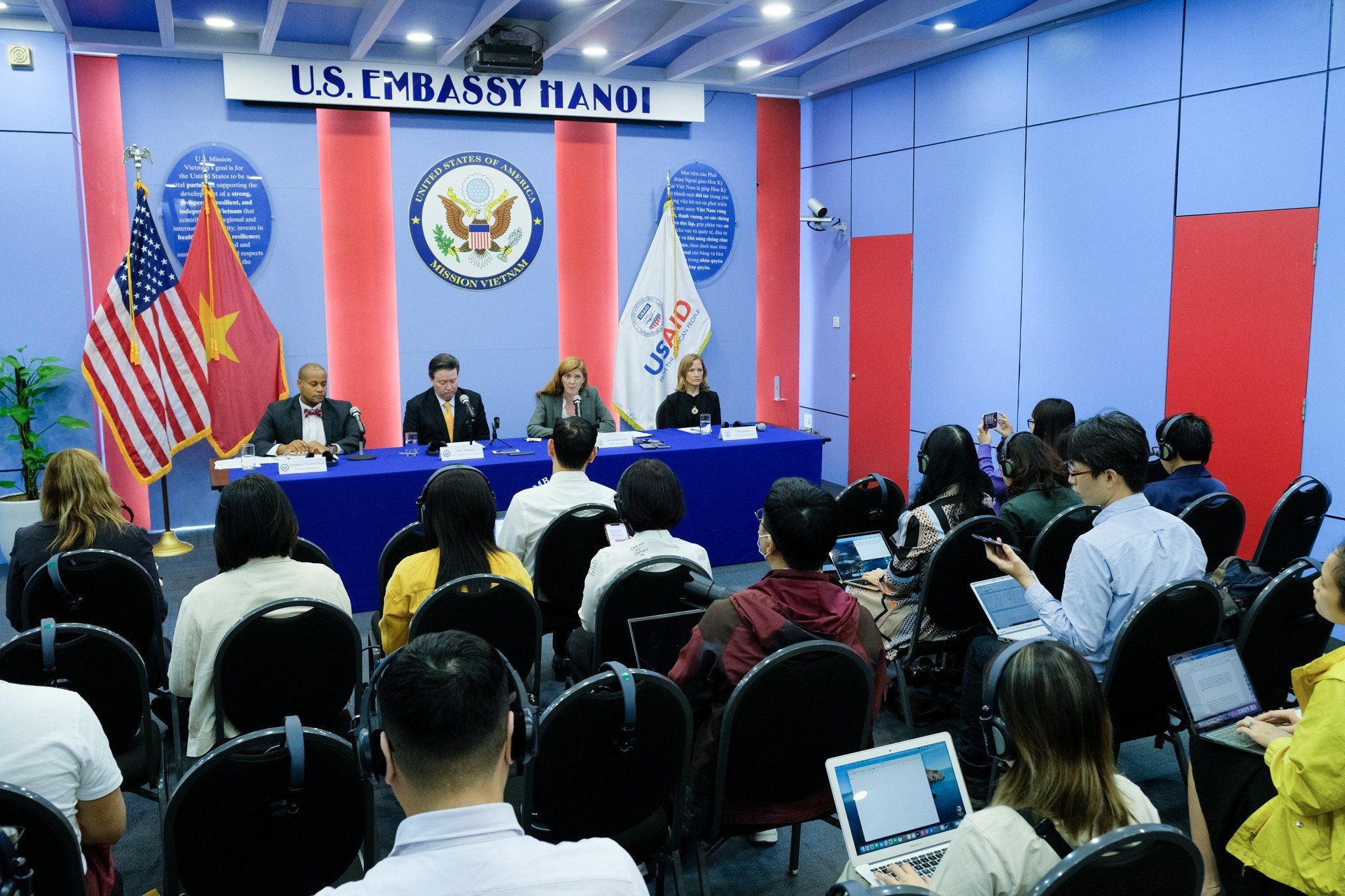 Tổng Giám đốc USAID Samantha Power họp báo tại Hà Nội chiều 10/3. Ảnh: Tùng Đinh.