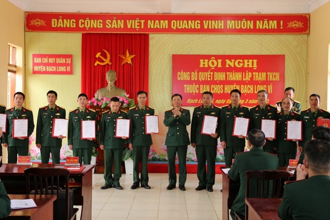 Trao quyết định bổ nhiệm cho các đồng chí công tác tại Trạm TKCN huyện Bạch Long Vỹ. Ảnh: Văn Minh.