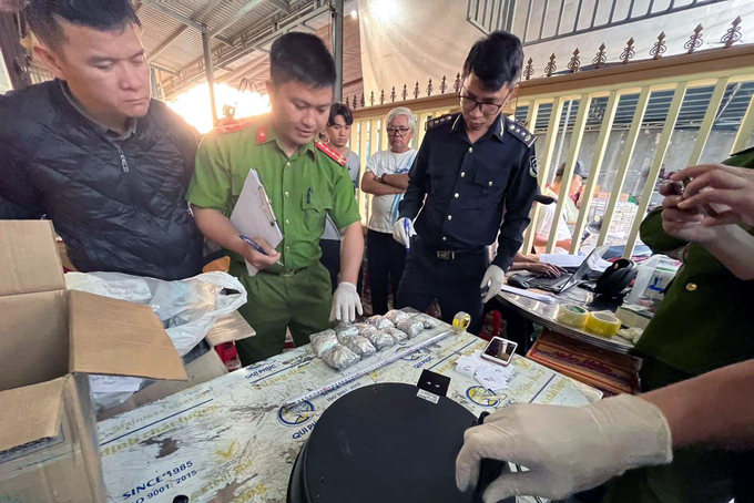 Lực lượng chức năng tỉnh Quảng Trị phát hiện vụ vận chuyển trái phép chất ma túy được ngụy trang trên xe ô tô từ Lào về Việt Nam. Ảnh: Cục Hải quan Quảng Trị cung cấp.