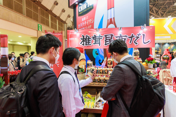 Khách tham dự Foodex Nhật Bản 2023 dành nhiều sự quan tâm cho sản phẩm hạt nêm Chin-su mới. 