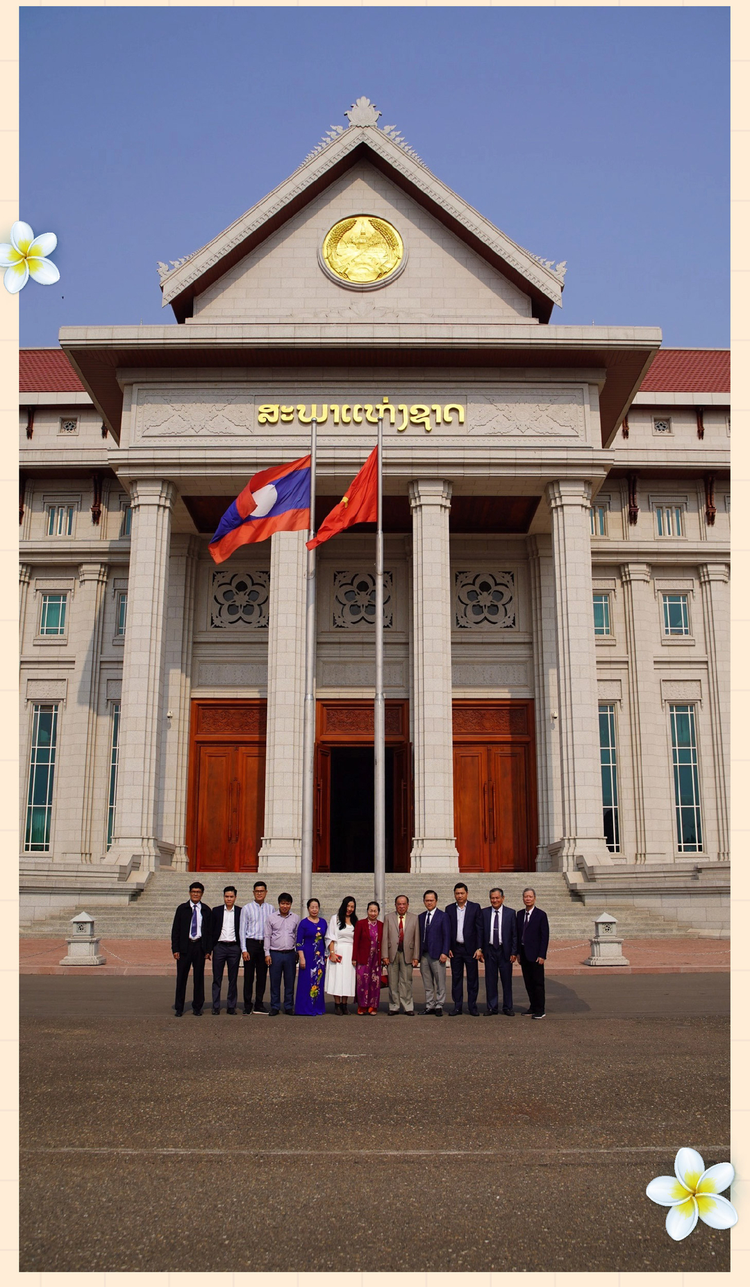 Trước tòa nhà Quốc hội Lào, quà tặng của Đảng, Nhà nước và Nhân dân Việt Nam dành cho đất nước Lào. Ảnh: Hoàng Anh.