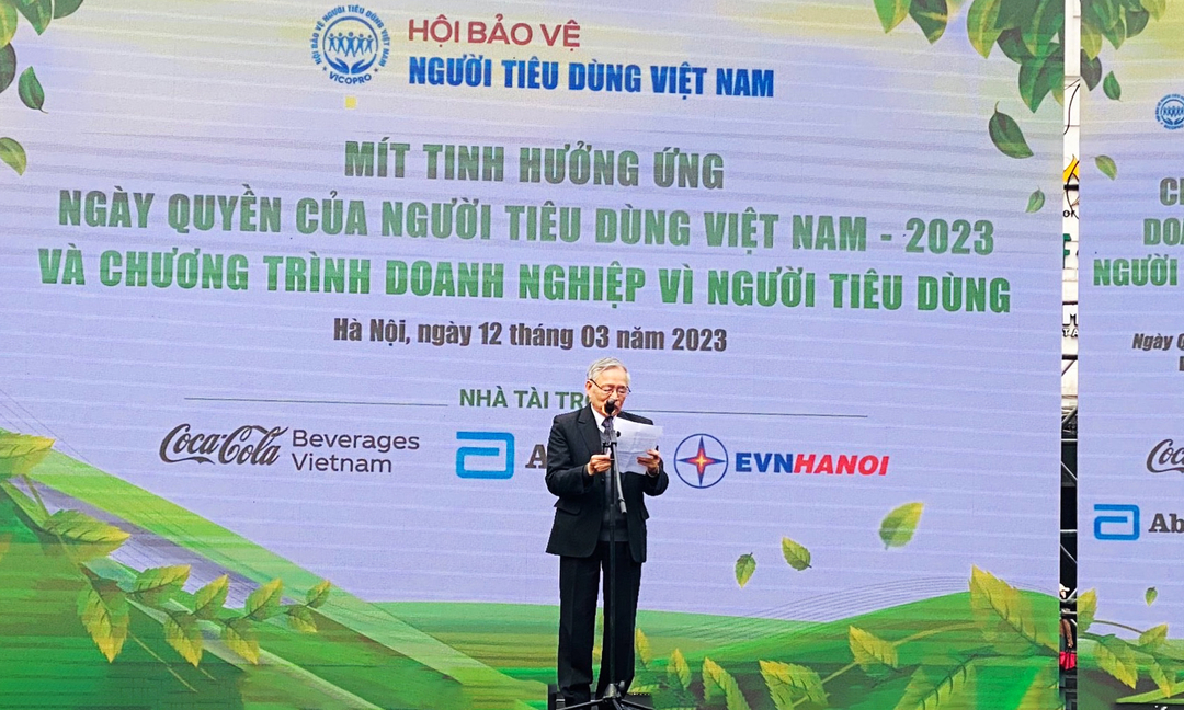 Mr. Nguyen Manh Hung, Chairman of the Vietnam Consumer Protection Association, gave the opening speech.