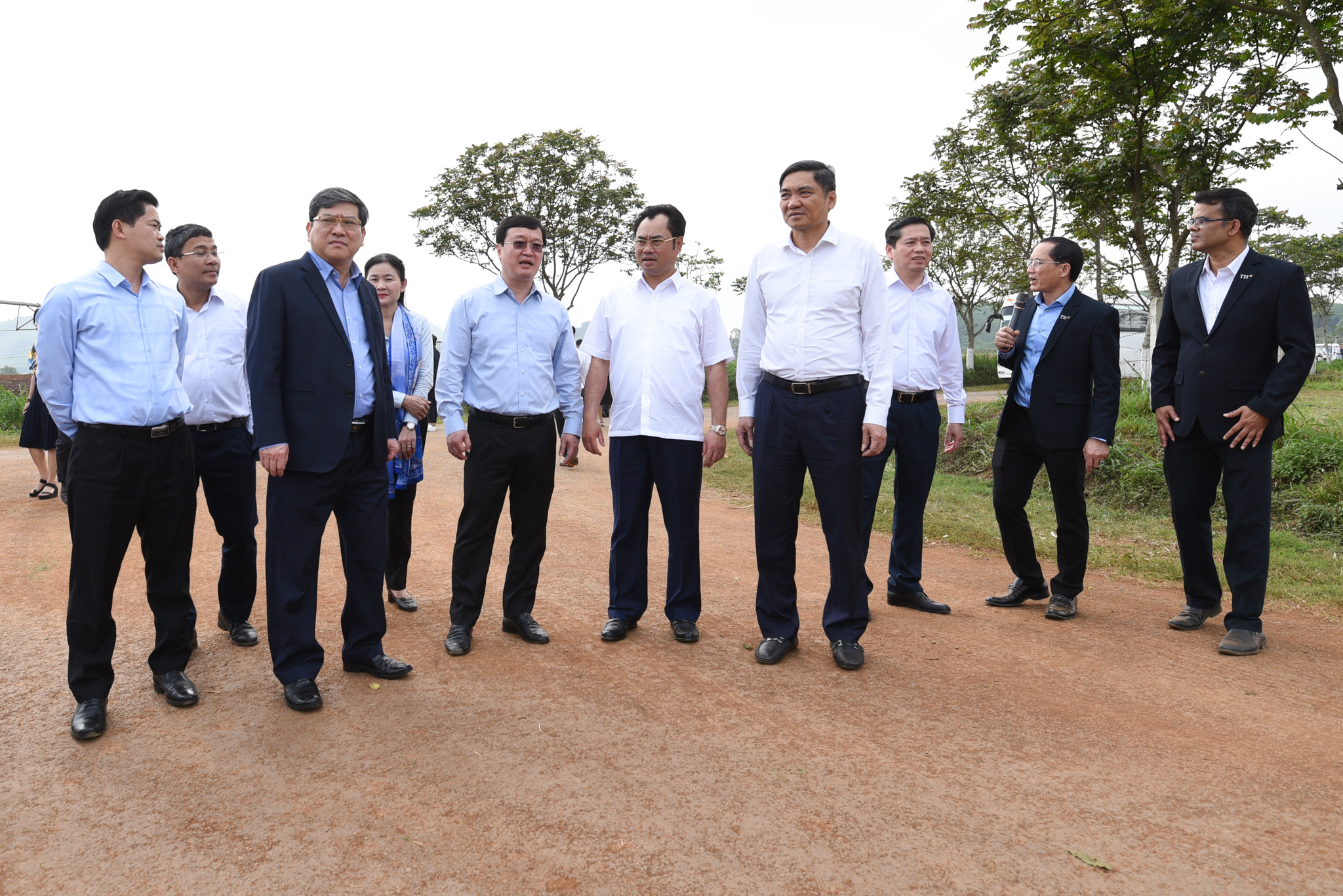 Ông Nguyễn Duy Bắc, Phó Giám đốc Thường trực Học viện Chính trị Quốc gia Hồ Chí Minh (thứ 3 từ trái qua) cùng đoàn đại biểu thăm cánh đồng nguyên liệu ứng dụng công nghệ cao của Tập đoàn TH. Ảnh: Tùng Đinh.