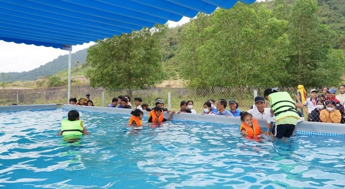 Các em học sinh Trường Tiểu học và Trung học cơ sở Suối Trai vui mừng vì từ nay có bể bơi để học bơi, tăng cường kỹ năng bơi lội. Ảnh: HT.