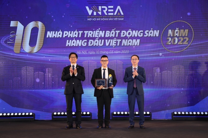 Ông Phạm Trọng Phương – Trưởng Ban Kiểm soát Thiết kế, đại diện Công ty nhận giải thưởng 'Top 10 Nhà phát triển BĐS hàng đầu Việt Nam 2022'