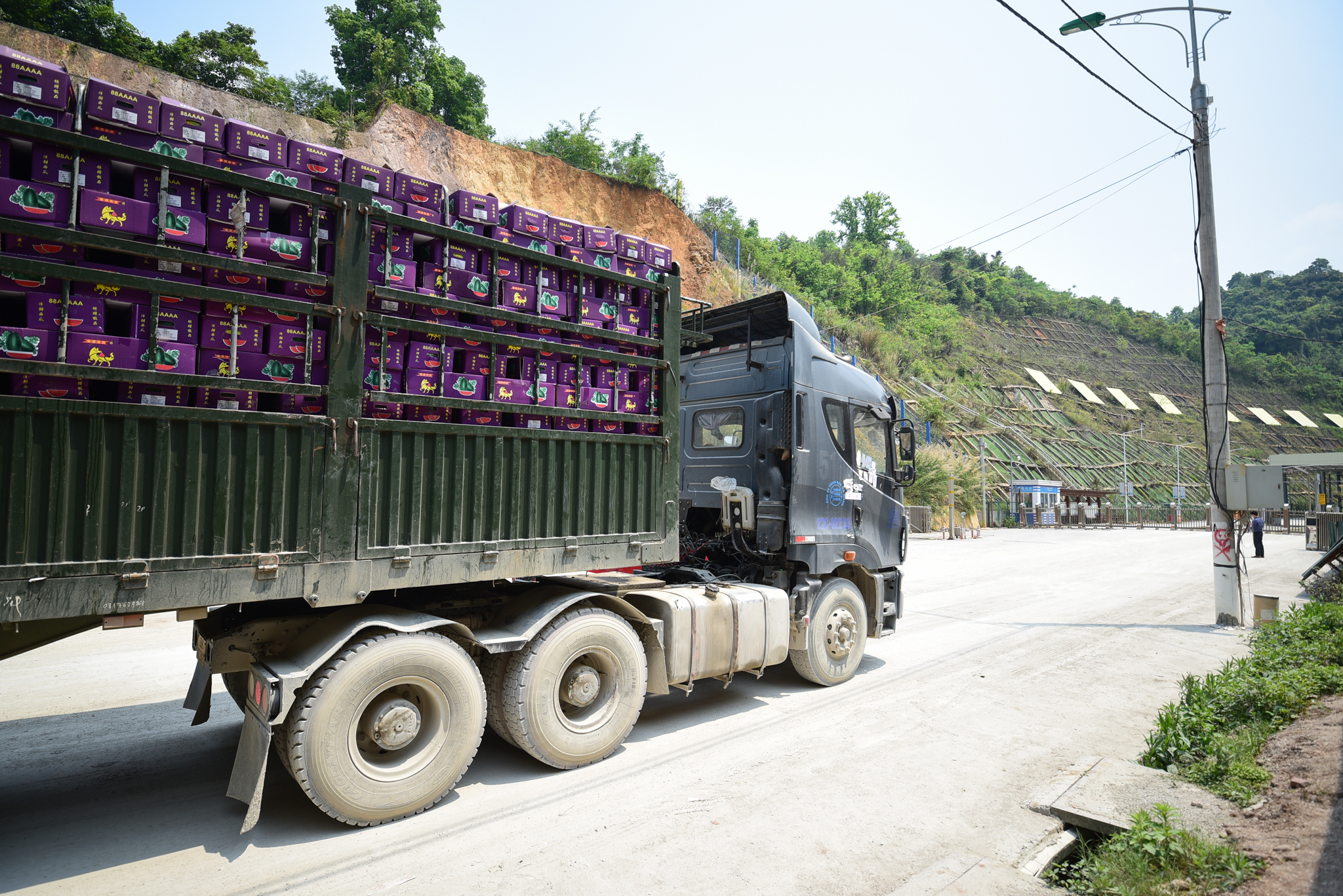 Xe nông sản Việt Nam chuẩn bị xuất khẩu sang Trung Quốc qua cửa khẩu Tân Thanh, Lạng Sơn. Ảnh: Tùng Đinh.