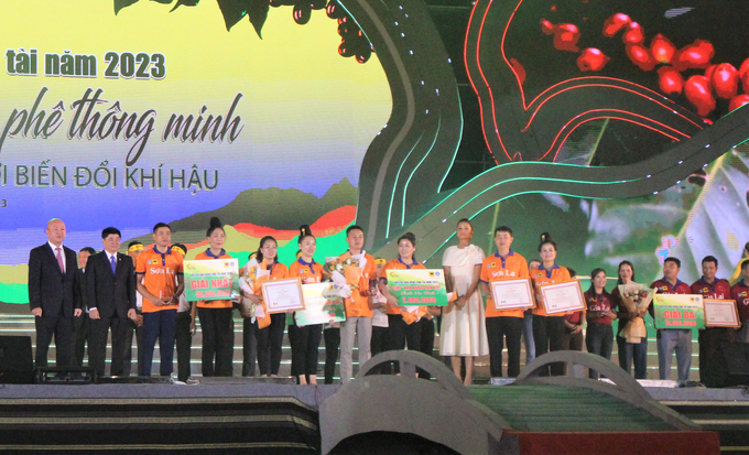 Ban tổ chức trao giải nhất cho đội thi đến từ tỉnh Sơn La. Ảnh: Quang Yên.
