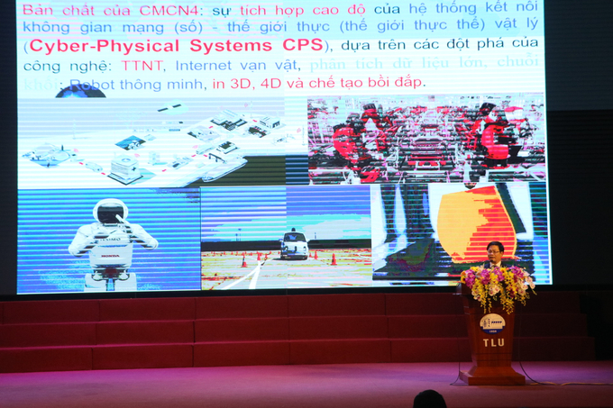 GS.TS Nguyễn Thanh Thủy, Chủ tịch cộng đồng giáo sư ngành Công nghệ thông tin phát biểu tại buổi lễ. Ảnh: HG