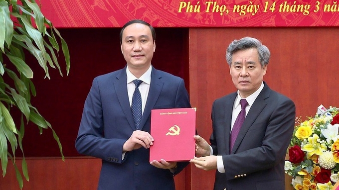 Ông Phùng Khánh Tài (bên trái) được điều động, chỉ định giữ chức Phó Bí thư Tỉnh ủy Phú Thọ. Ảnh: NL.
