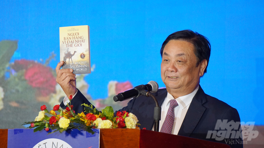 Bộ trưởng Bộ NN-PTNT Lê Minh Hoan đã giới thiệu về cuốn sách 'Người bán hàng vĩ đại nhất thế giới'. Ảnh: Nguyễn Thủy.