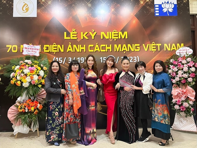 Các nữ nghệ sĩ chụp ảnh lưu niệm tại lễ kỷ niệm 70 năm điện ảnh cách mạng Việt Nam.