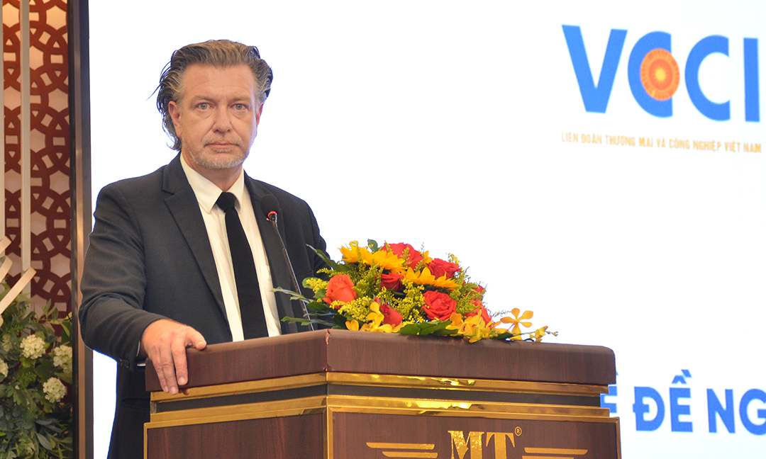 Ông Chris Vanloon, Chủ tịch AmCham tại Đà Nẵng phát biểu tại hội thảo.