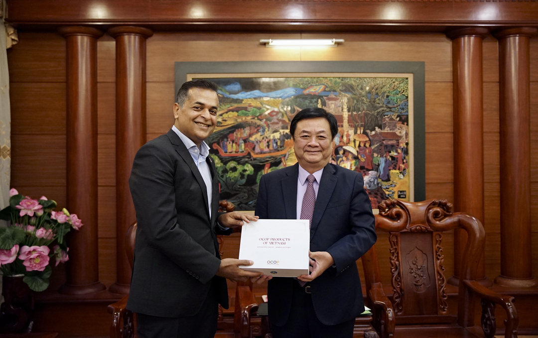 Minister Le Minh Hoan (right) presents an OCOP gift to Mr. Binu Jacob, CEO of Nestlé Vietnam. Photo: Linh Linh.