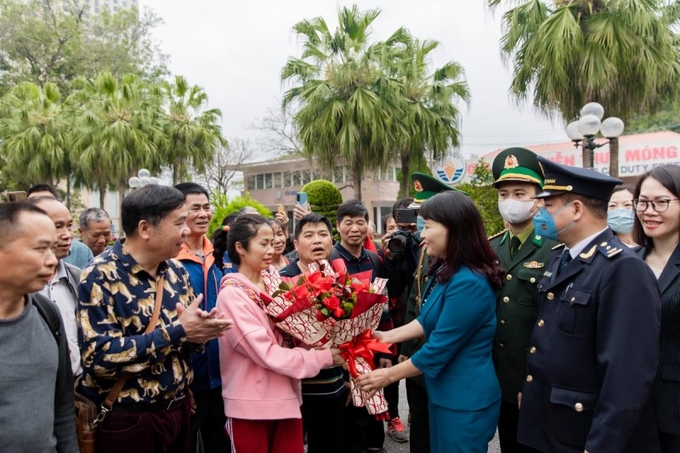 Đại diện lãnh đạo TP Móng Cái tặng hoa chúc mừng đoàn khách du lịch Trung Quốc đầu tiên nhập cảnh sau thời gian dài bị ảnh hưởng bởi dịch Covid-19.