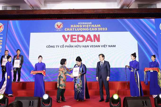 Đại diện Vedan Việt Nam nhận chứng nhận Hàng Việt Nam chất lượng cao 2023.