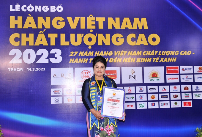 Bà Nguyễn Thu Thủy - Phó Giám đốc Đối ngoại, nhận chứng nhận Hàng Việt Nam chất lượng cao 2023.