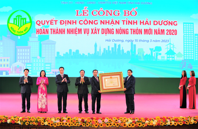 Thủ tướng Chính phủ Phạm Minh Chính trao quyết định công nhận tỉnh Hải Dương hoàn thành nhiệm vụ xây dựng nông thôn mới năm 2020.