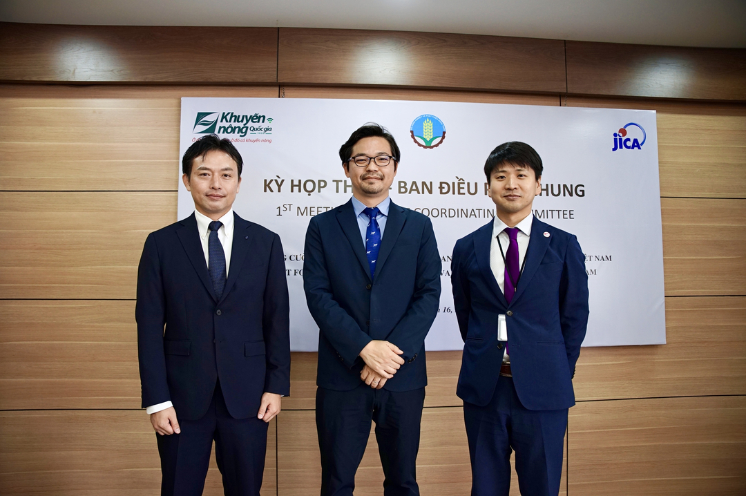 Ông Kubo Yoshitomo, Phó Trưởng đại diện Văn phòng Cơ quan Hợp tác Quốc tế Nhật Bản (JICA) tại Việt Nam (ngoài cùng bên phải) cùng các chuyên gia quản lý dự án của JICA. Ảnh: Linh Linh. 