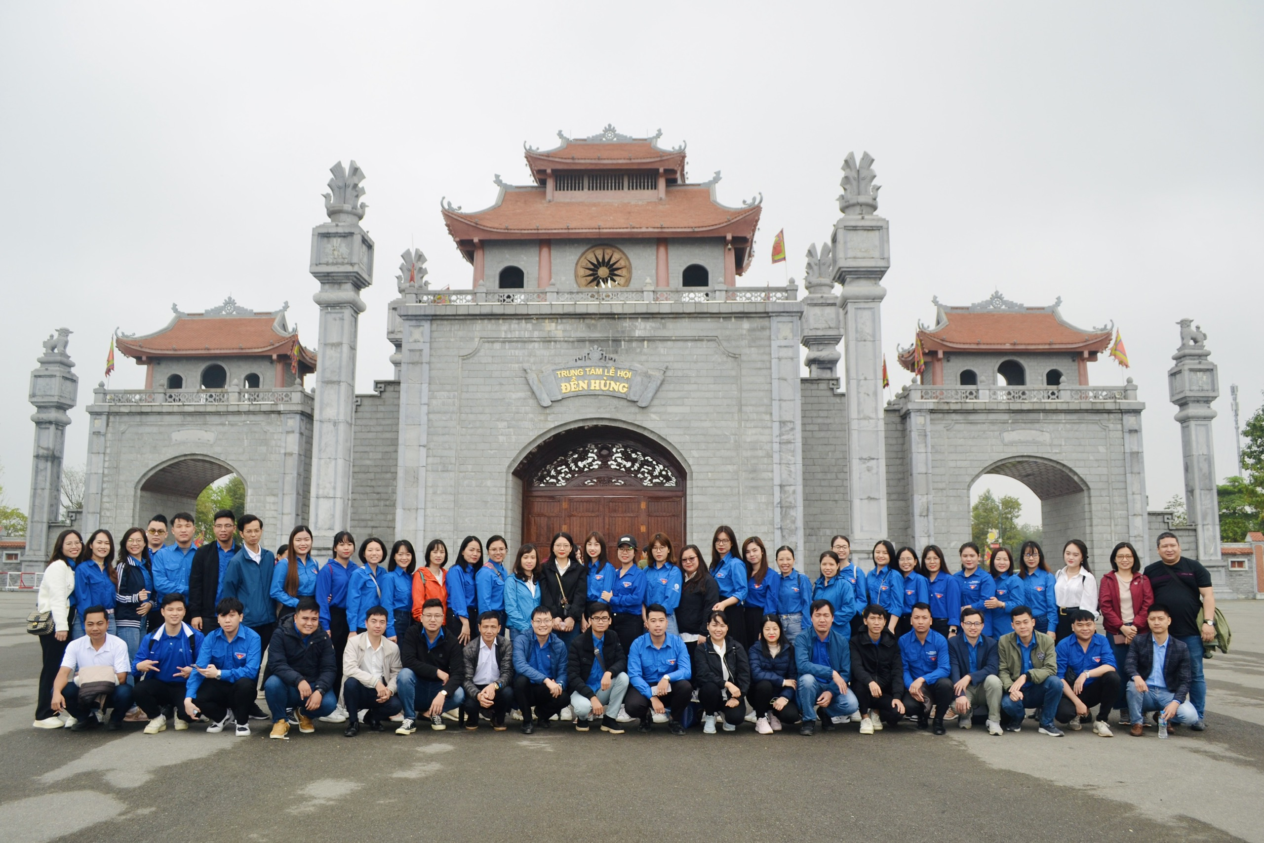 Các học viên Lớp Bồi dưỡng nhận thức về Đảng tháng 3/2023 của Bộ NN-PTNT chụp ảnh lưu niệm tại Đền Hùng.