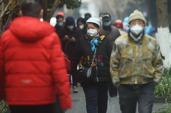Người già Trung Quốc đi bộ trên một con phố ở Hàng Châu, tỉnh Chiết Giang, miền đông Trung Quốc, hôm 17 tháng 1 năm 2023. Ảnh: STR/AFP/Getty