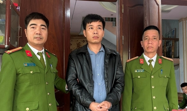 Ông Lê Văn Khang (giữa) vừa bị bắt 