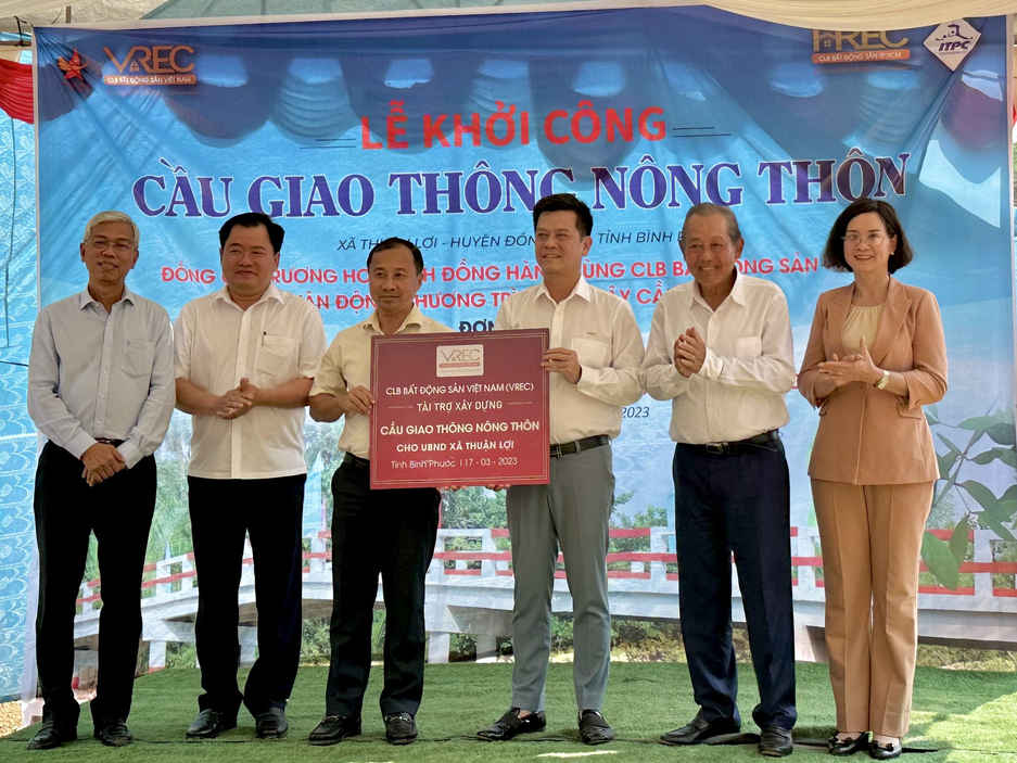 Trao biểu trưng tặng cầu giao thông nông thôn cho lãnh đạo tỉnh Bình Phước. 