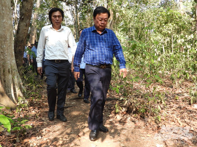 Minister of Agriculture and Rural Development Le Minh Hoan conducting an inspection in Cat Tien National Park. Photo: Tran Trung.