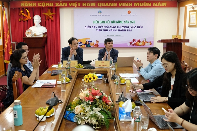 Hình ảnh tại đầu cầu Báo Nông nghiệp Việt Nam, số 14 Ngô Quyền, Hoàn Kiếm, Hà Nội.
