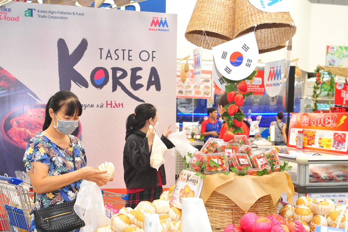 Người tiêu dùng lựa chọn trái cây Hàn Quốc tại Tuần lễ Ẩm thực 'Vị ngon xứ Hàn'.