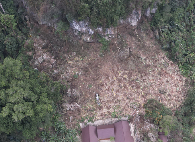Hiện trường vụ phá rừng ở ngay sát nhà người dân thôn Cốc Tộc, xã Nam Mẫu. Ảnh Ngọc Tú. 